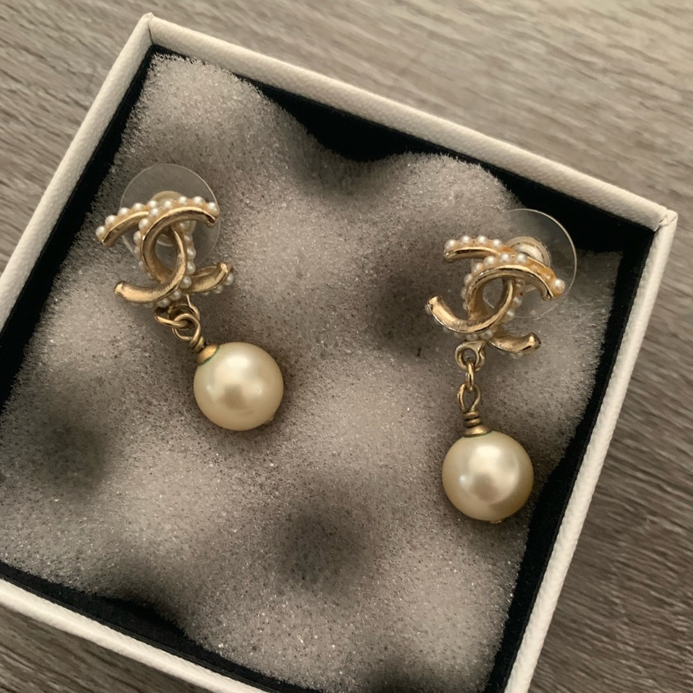 Chanel Boucles Oreille earrings in gold